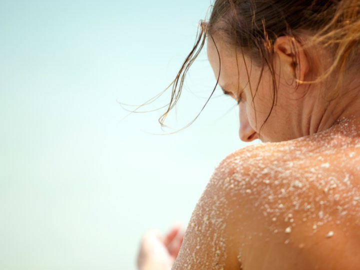 ¿Cómo usar y preparar el exfoliante con arena de playa?