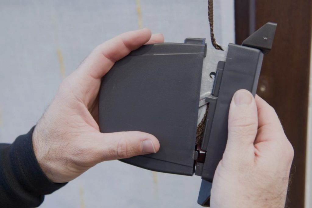 Colocar la cinta de la persiana en el recogedor