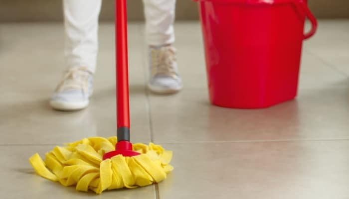 Sacar brillo al suelo porcelánico