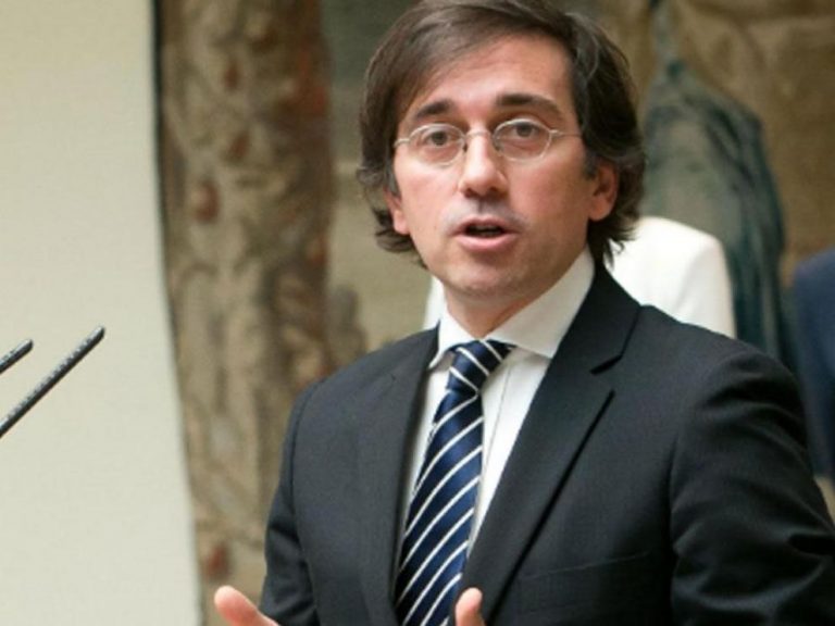 Exteriores registra una brecha salarial general del 37%