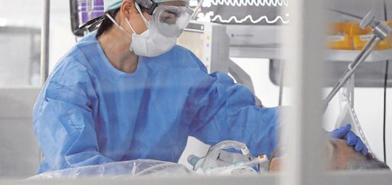 Andalucía registra 3.303 positivos, ocho muertes y su tasa se mantiene en 457