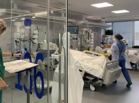 Andalucía registra 3.687 casos y 14 muertes y baja su tasa por décimo día hasta 510