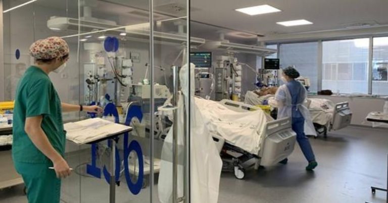 Andalucía registra 3.687 casos y 14 muertes y baja su tasa por décimo día hasta 510