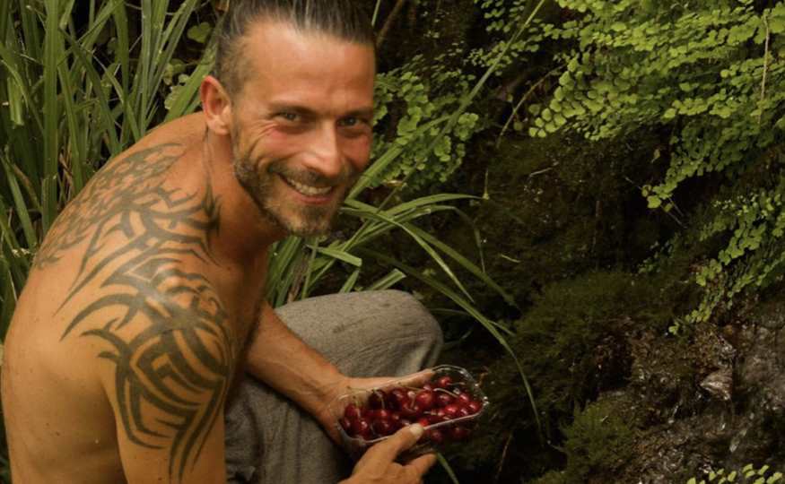 Arturo Requejo comiendo uvas