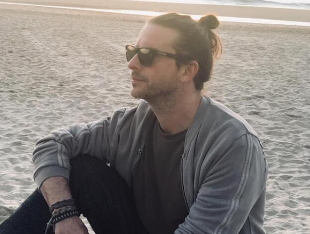 Arturo Requejo posando en la playa