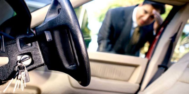 Así puedes abrir el coche si te has dejado las llaves dentro