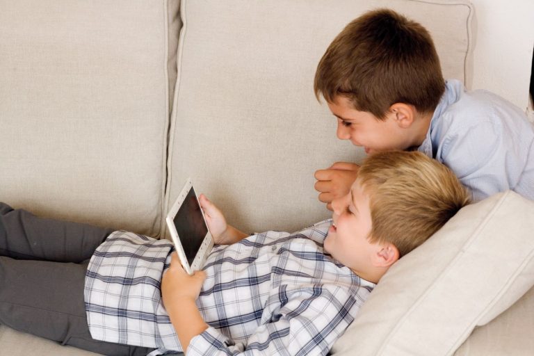 Cae el uso con fines escolares de los dispositivos electrónicos entre los niños