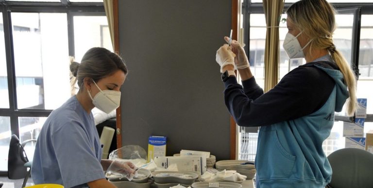 Canarias suma tres fallecidos y 564 nuevos contagios en las últimas 24 horas