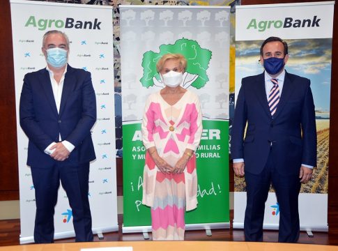 Carmen Quintanilla, presidenta de AFAMMER, junto con Sergio Gutiérrez y Carlos Seara en representación de CaixaBank. Carmen Quintanilla, presidenta de AFAMMER, junto con Sergio Gutiérrez y Carlos Seara en representación de CaixaBank.