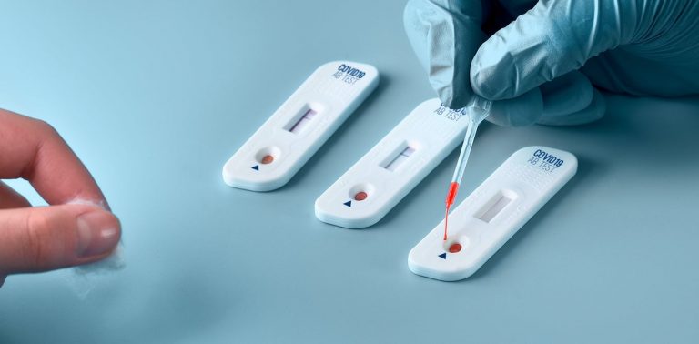 Ceuta detecta un brote en las naves donde acoge a 750 inmigrantes