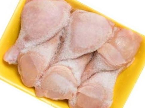 Cómo descongelar un pollo rápido sin usar el microondas pollo