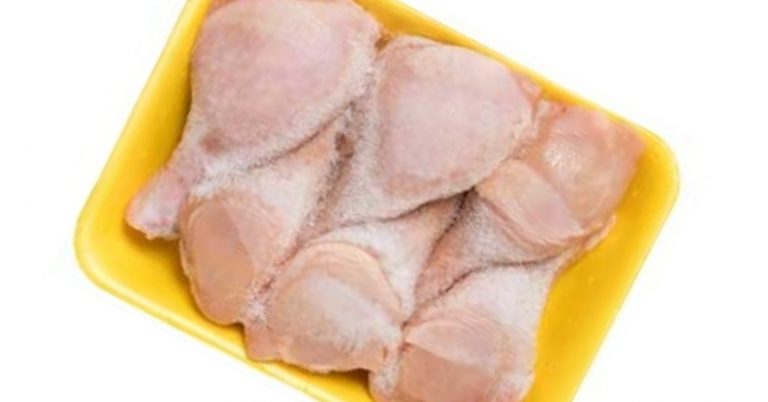 Cómo descongelar un pollo rápido sin usar el microondas