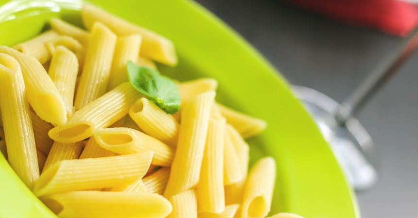 Cómo hervir pasta en el microondas