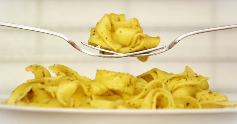 Cómo hervir pasta en el microondas