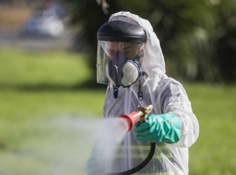 Continúan las labores de fumigación contra los mosquitos causantes del virus del Nilo en Coria del Río