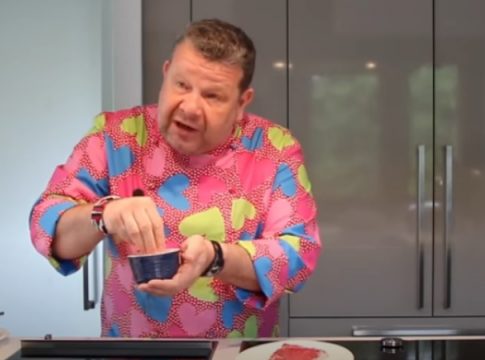 _Conoce el truco que utiliza Chicote al momento de echar la sal cuando está cocinando, y utilízalo tú también para la sazón perfecta Conoce el truco que utiliza Chicote al momento de echar la sal cuando está cocinando, y utilízalo tú también para la sazón perfecta