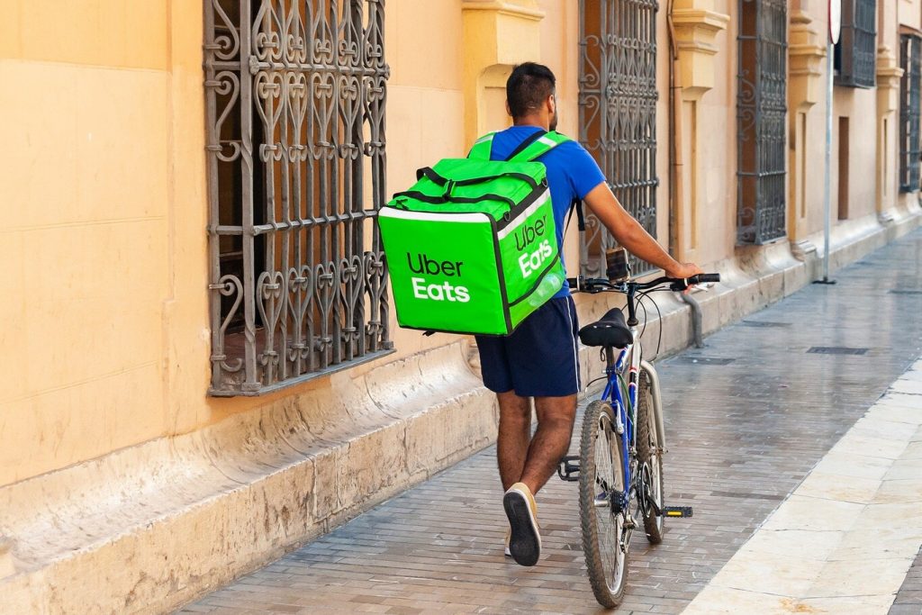 Contratar o huir glovo uber eats 