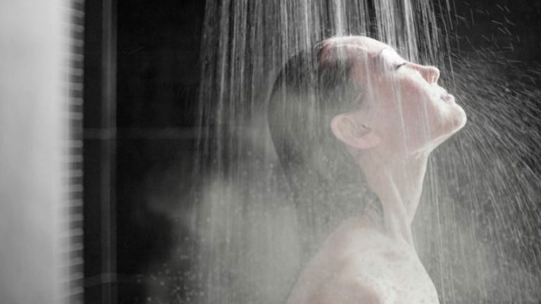 Ducharse con agua fría: ¿es bueno o no?
