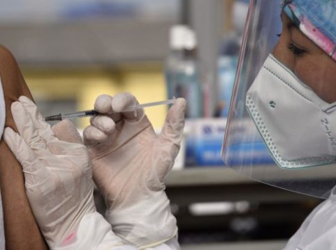 El 73% de los vascos mayores de 12 años han completado ya su pauta de vacunación