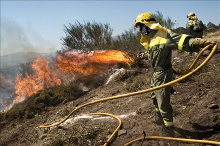 El Gobierno refuerza la dotación de medios para luchar contra los incendios