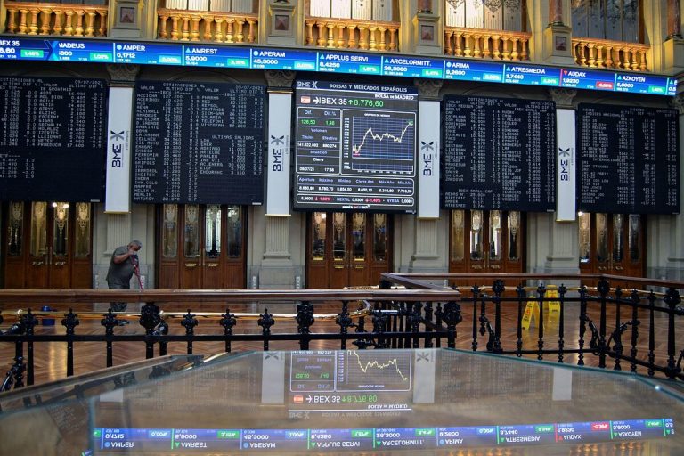 El Ibex 35 se revaloriza casi un 1% y afianza los 8.700 puntos