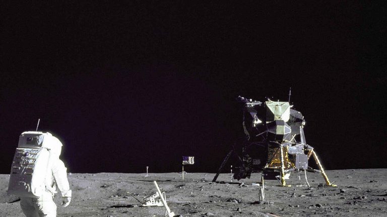 El módulo del Apolo 11 que despegó de la Luna puede seguir en órbita