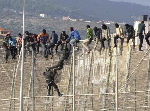 Entran en Melilla 57 subsaharianos tras un salto de unas 150 personas a la valla con Marruecos