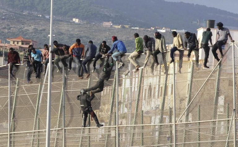 Entran en Melilla 57 subsaharianos tras un salto de unas 150 personas a la valla con Marruecos