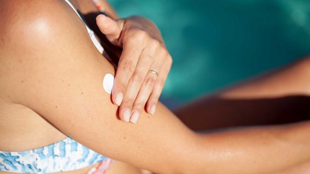 ¿Cómo se debe aplicar las cremas solares?