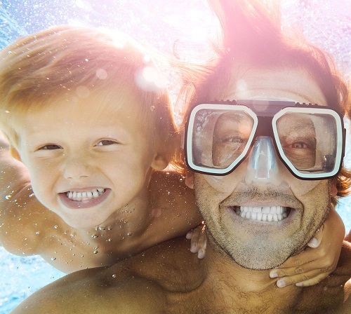 Este es el mal que hace el cloro de la piscina a tus dientes