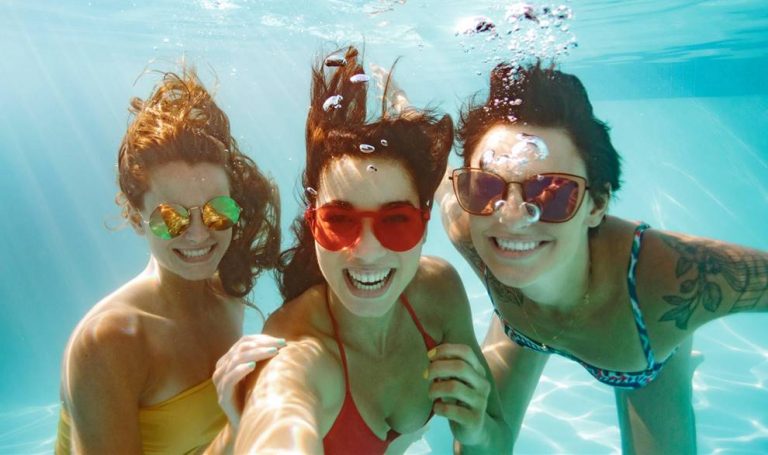 Esto le puede pasar a tus ojos si te bañas sin gafas de bucear