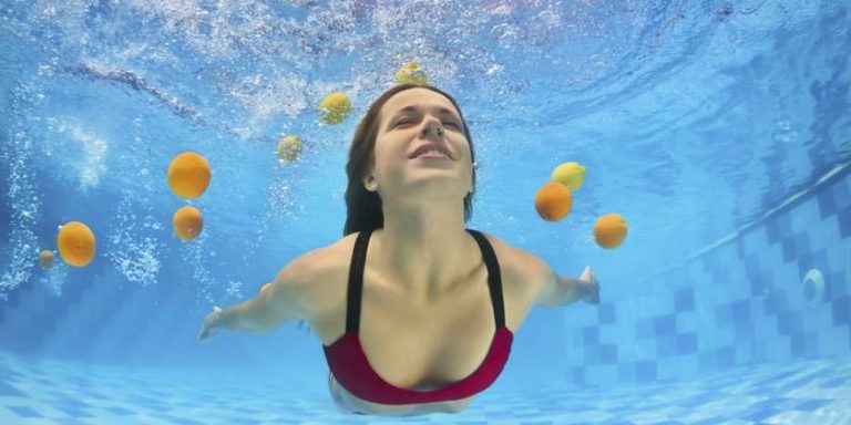 Este es el motivo por el que te pican los ojos después de estar en la piscina