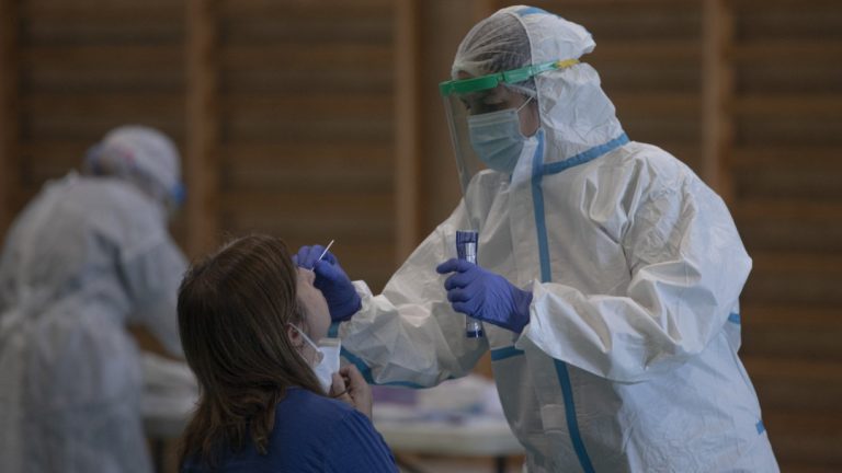 Euskadi registra 14 fallecidos y vuelve a superar el millar de contagios