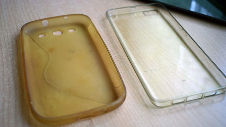 Cómo limpiar la funda transparente del móvil sin que amarillee