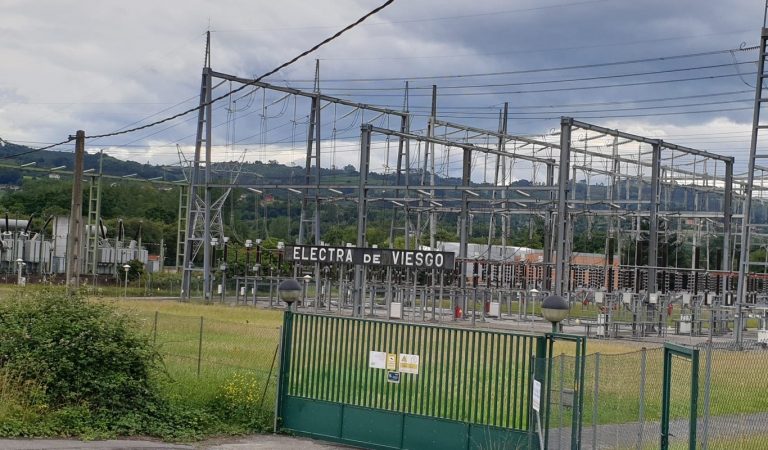 Facua quiere una bajada permanente del IVA y una compañía eléctrica pública