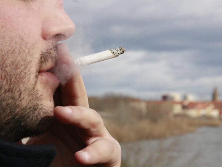 Fumar podría disminuir el número de anticuerpos tras la vacunación de la Covid-19