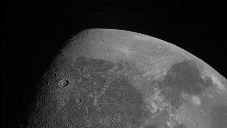 La nave espacial Juno de la NASA cumple 10 años con una imagen infrarroja de Ganímedes