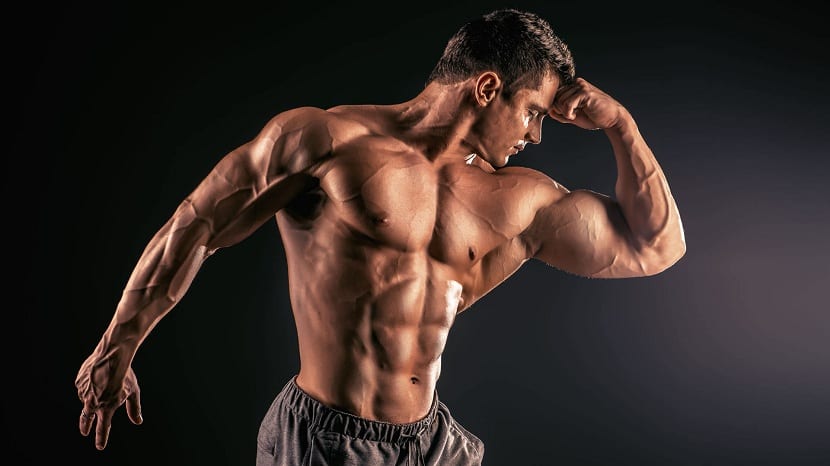 Hombre con masa muscular
