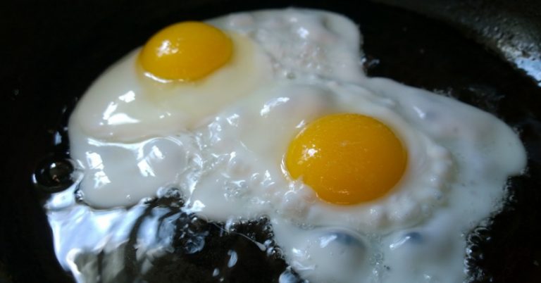 Huevos fritos: el truco para que no se rompa la yema al cascarlo