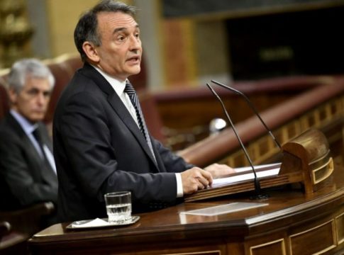 IU en pasar ya de las palabras a los hechos para abaratar los precios de la luz