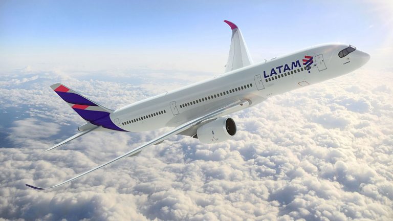 LATAM reduce más de un 50% sus pérdidas en el primer semestre