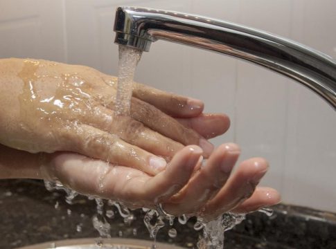 La factura del agua varía hasta un 479% según ciudades