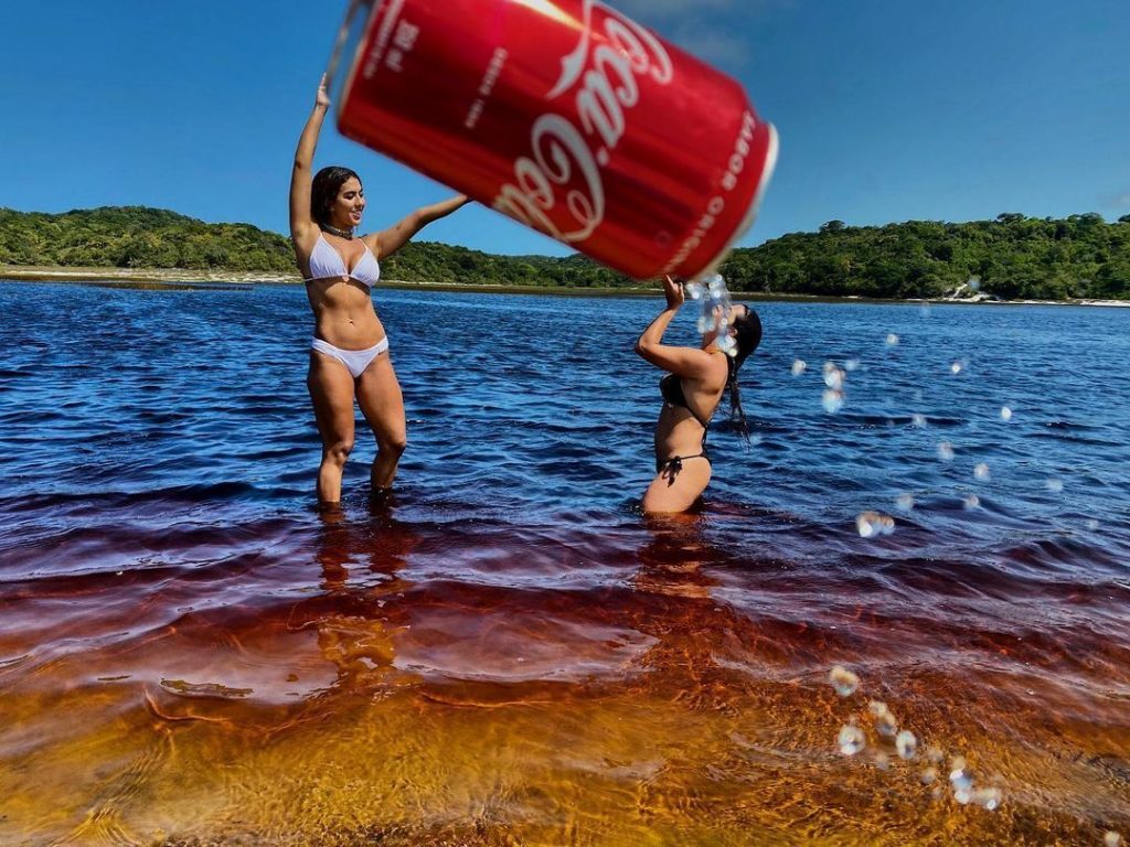 Lo más cercano a bañarse en Coca-Cola: conoce la laguna que capta la atención de muchos turistas