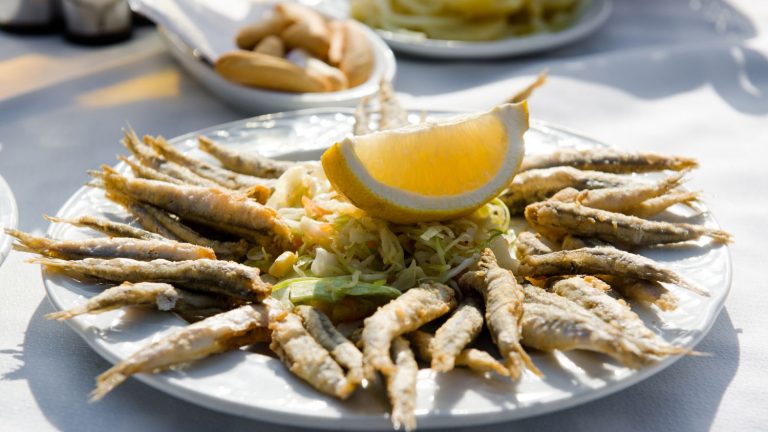 Los mejores pueblos de costa en Andalucía para comer pescaíto frito