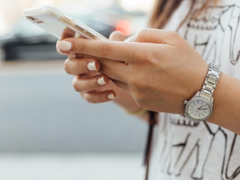 Los móviles y relojes inteligentes pueden interferir con los marcapasos y desfibriladores