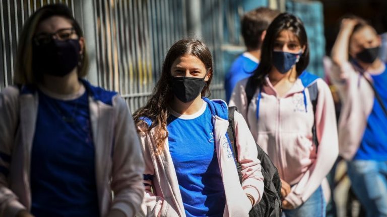 Los spots de concienciación sobre la Covid-19 ofrecen una imagen polarizada de los jóvenes