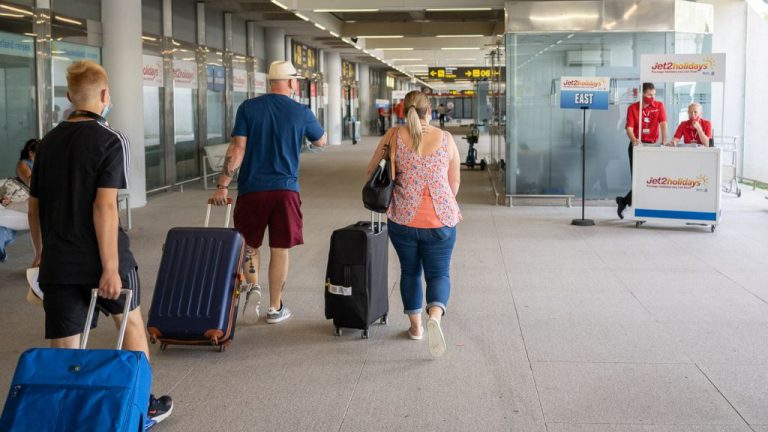 Los turistas británicos vacunados podrán seguir viajando a España sin cuarentena a su regreso