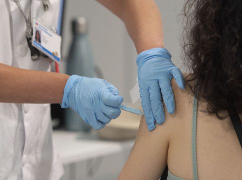 Los vascos que hayan superado la covid-19 deberán esperar dos meses para vacunarse