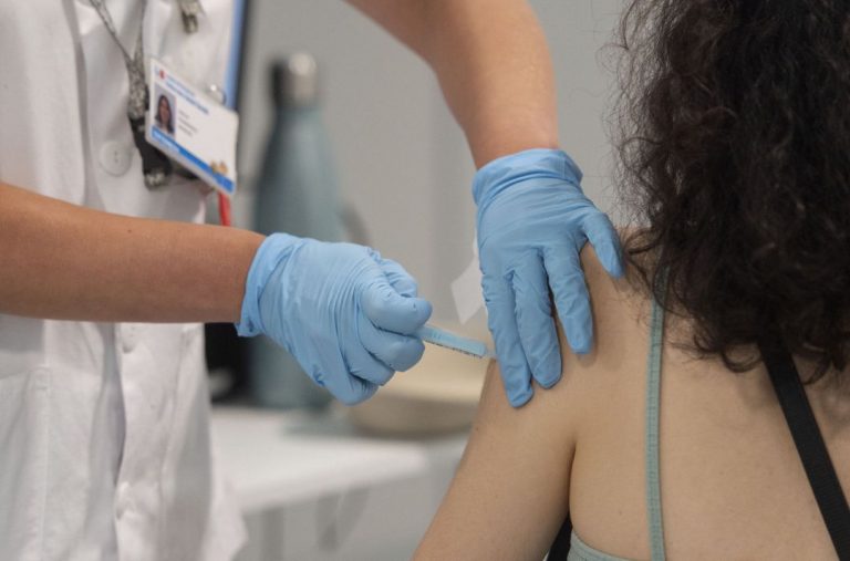 Los vascos que hayan superado la covid-19 deberán esperar dos meses para vacunarse