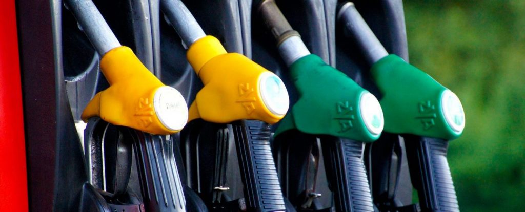 Las 10 gasolineras más baratas de Madrid para ahorrarte un dineral 1 Mangueras de gasolina